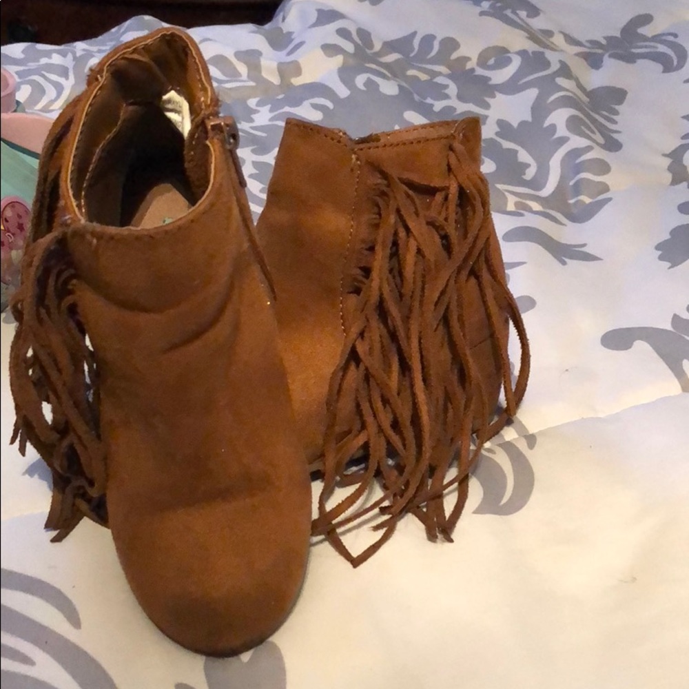 Low boot wedge heel with fringe